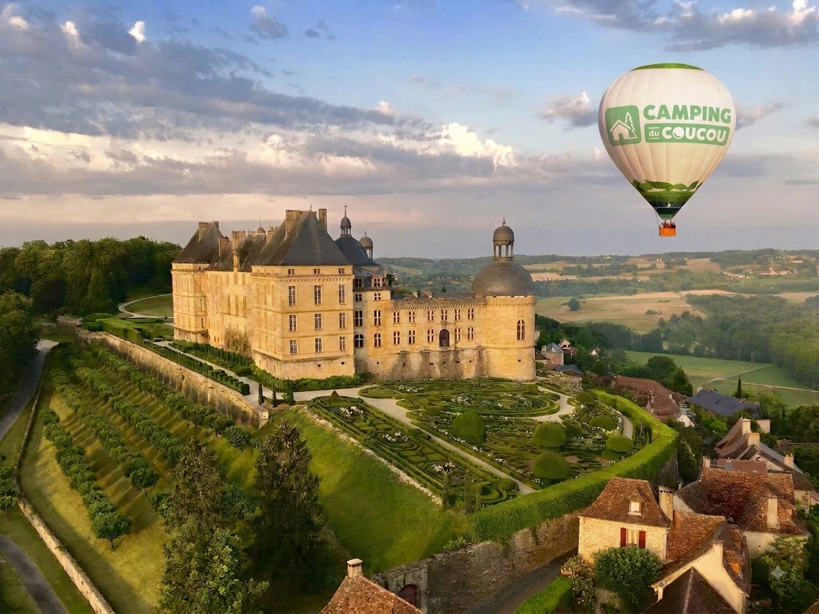 Montgolfière Camping du Coucou survolant le Château de Hautefort