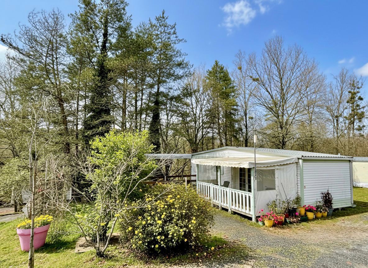 Mobil-home avec terrasse et jardin fleuri au Camping du Coucou