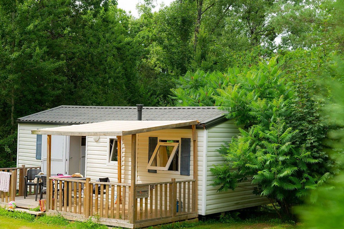 Mobil-home avec terrasse couverte installé sur une parcelle