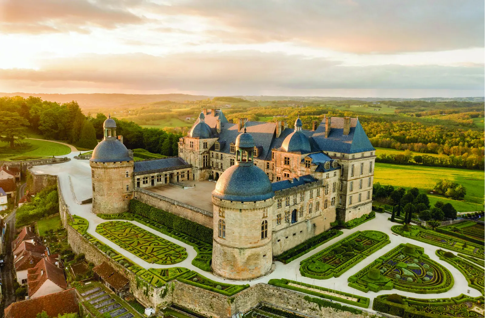 Château de Hautefort au coucher du soleil, vue aérienne sur le Périgord